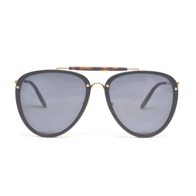 Gucci GG 0672 S col. 001 è un occhiale da sole in metallo oro con oculari celluloide neri e calibro 58.