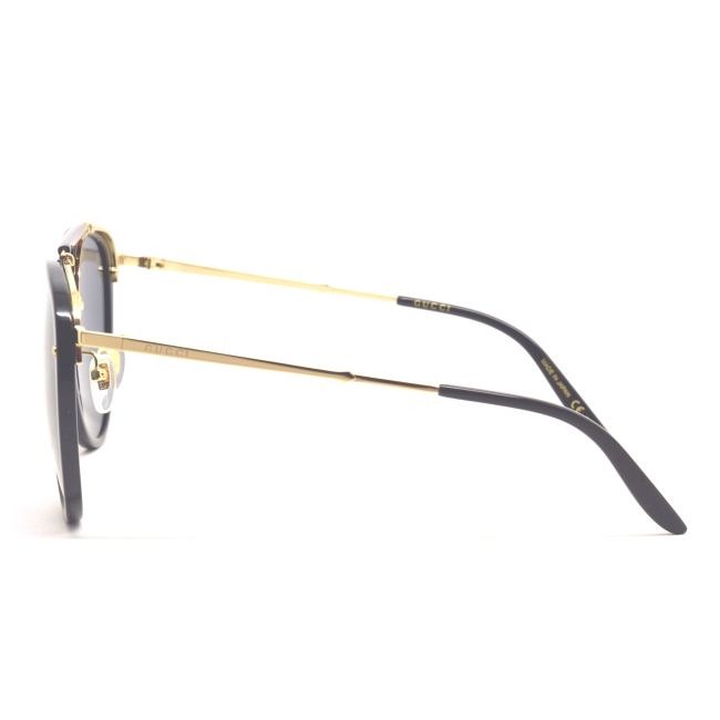 Gucci GG 0672 S col. 001 è un occhiale da sole in metallo oro con oculari celluloide neri e calibro 58.