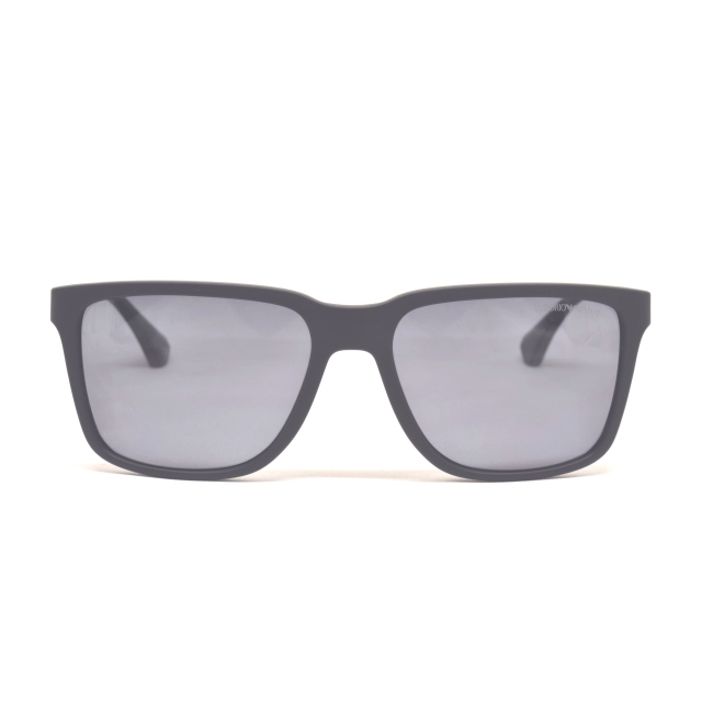 Emporio Armani EA 4047 col. 5063/81 è un occhiale da sole da uomo in acetato nero satinato, dalla forma squadrata e calibro 56.