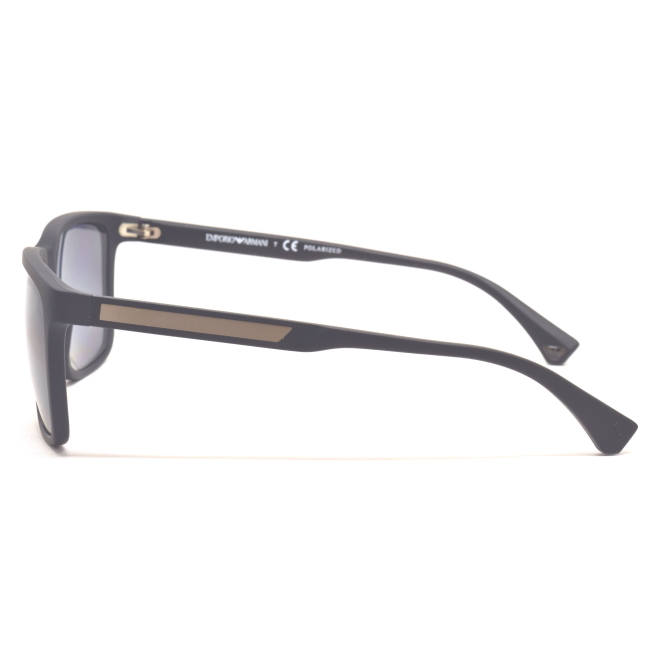 Emporio Armani EA 4047 col. 5063/81 è un occhiale da sole da uomo in acetato nero satinato, dalla forma squadrata e calibro 56.