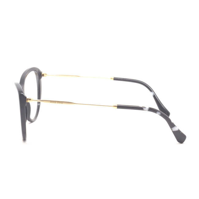 Miu Miu VMU 02S col. 1AB-1O1 è una montatura da vista in acetato nero lucido e calibro 53.