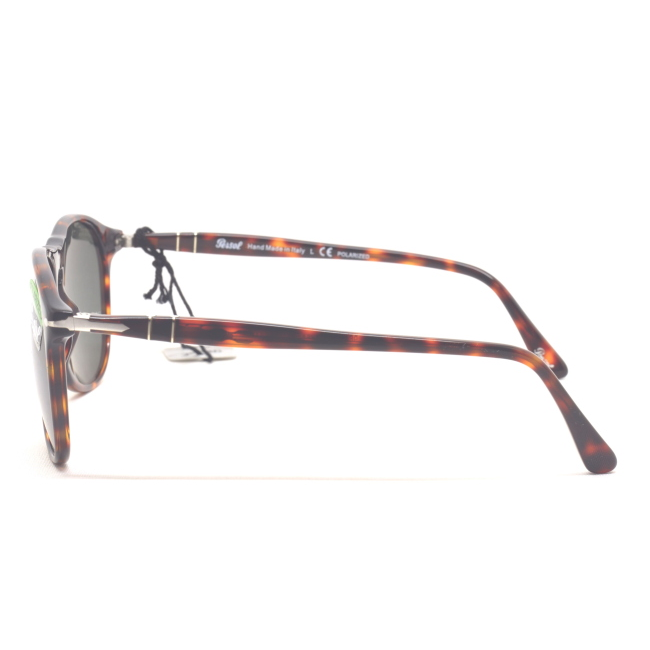 Persol 9649 S col. 24/58 è un occhiale da sole in acetato marrone tartarugato e calibro 55.