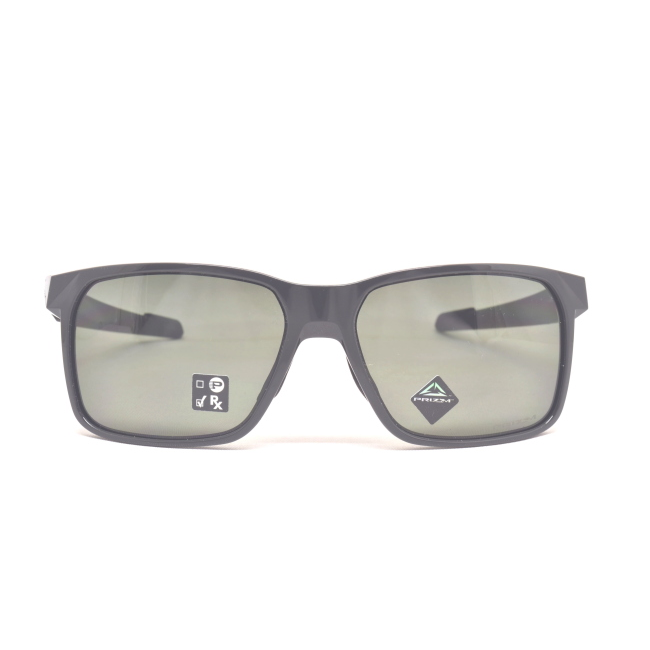 Oakley OO 9460 0159 PORTAL col. 01 è un occhiale da sole in acetato nero lucido e calibro 59.