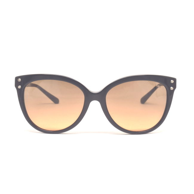 MICHAEL KORS MK 2045 JAN col. 317711 è un occhiale da sole in acetato nero lucido e calibro 55.