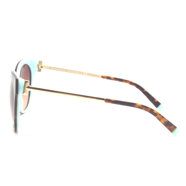 Tiffany & Co. TF 4168 col. 8134/3B è un occhiale da sole in acetato marrone tartarugato interno verde tiffany e calibro 54.