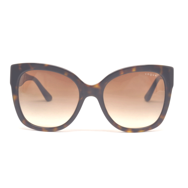 Vogue VO 5338 S col. W65613 è un occhiale da sole in acetato marrone tartarugato e calibro 54.
