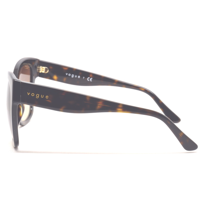 Vogue VO 5338 S col. W65613 è un occhiale da sole in acetato marrone tartarugato e calibro 54.