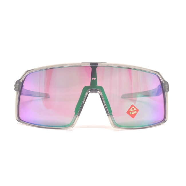 Oakley OO 9406 1037 SUTRO col. 10 è un occhiale da sole in acetato grigio trasparente e calibro 37.