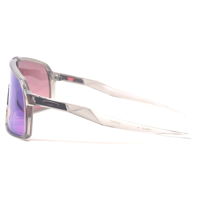 Oakley OO 9406 1037 SUTRO col. 10 è un occhiale da sole in acetato grigio trasparente e calibro 37.