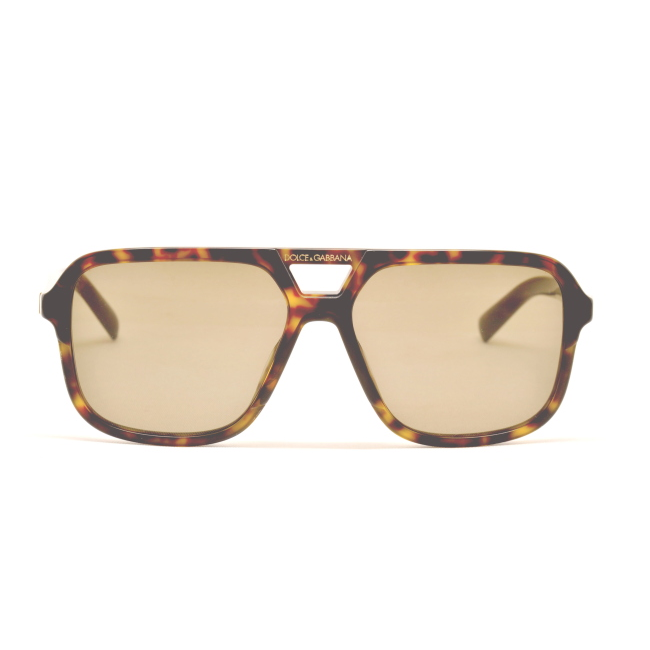 Dolce & Gabbana DG 4354 col. 502/73 è un occhiale da sole da uomo in acetato tartarugato lucido e satinato, dalla forma squadrata e calibro 58.
