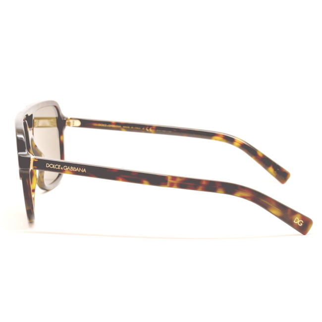 Dolce & Gabbana DG 4354 col. 502/73 è un occhiale da sole da uomo in acetato tartarugato lucido e satinato, dalla forma squadrata e calibro 58.