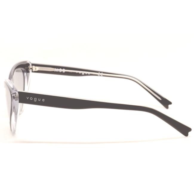 Vogue VO 5317 S col. W82711 è un occhiale da sole in acetato nero e trasparente e calibro 49.