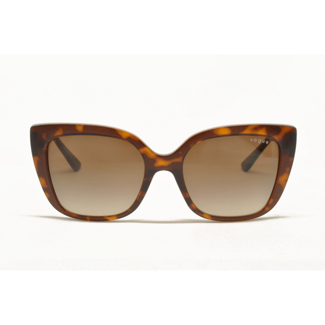 Vogue VO 5337 S col. 238613 è un occhiale da sole in acetato tartarugato lucido con frontale satinato e calibro 53.
