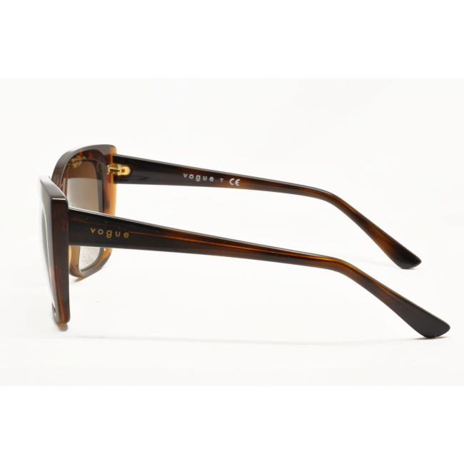 Vogue VO 5337 S col. 238613 è un occhiale da sole in acetato tartarugato lucido con frontale satinato e calibro 53.