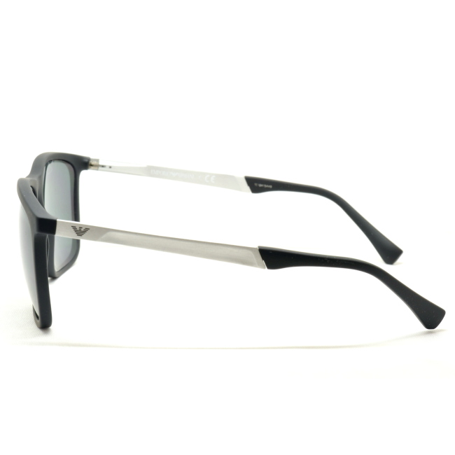 Emporio Armani EA 4150 col. 5063/87 è un occhiale da sole da uomo in acetato nero gommato, dalla forma rettangolare e calibro 59.