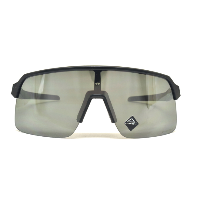 Oakley OO 9463 0539 SUTRO LITE col. 05 è un occhiale da sole in nero satinato e calibro 39.