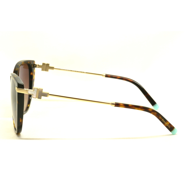 Tiffany & Co. TF 4178 col. 80153B è un occhiale da sole da donna in metallo oro e celluloide tartarugata, dalla forma cat eye e calibro 57.