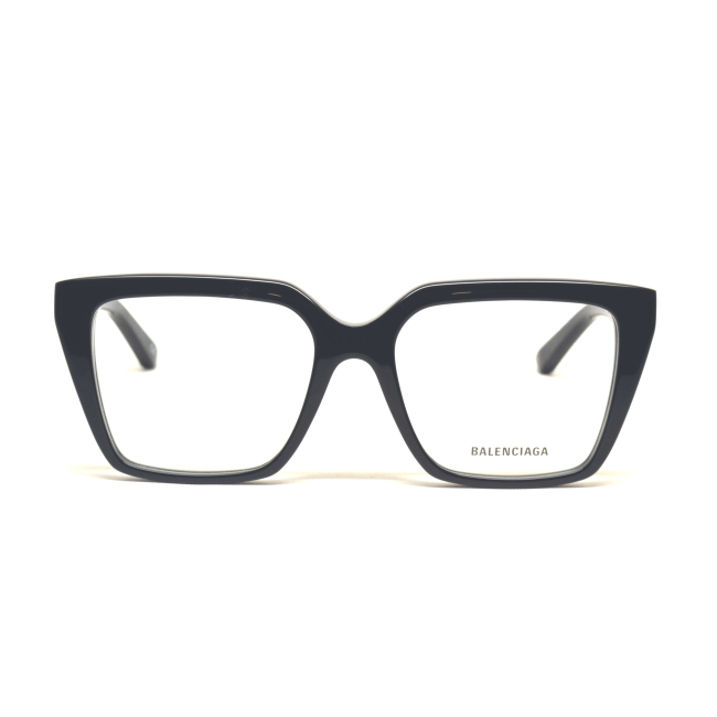 Balenciaga BB 0130O col. 001 è una montatura da vista in acetato nero lucido e calibro 53.