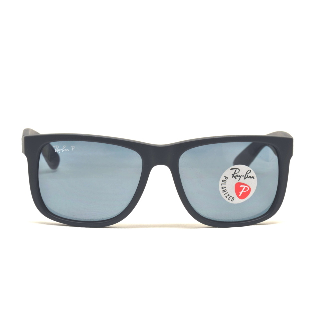 Ray-Ban RB 4165 JUSTIN col. 622/2V è un occhiale da sole in acetato nero gommato e calibro 55.