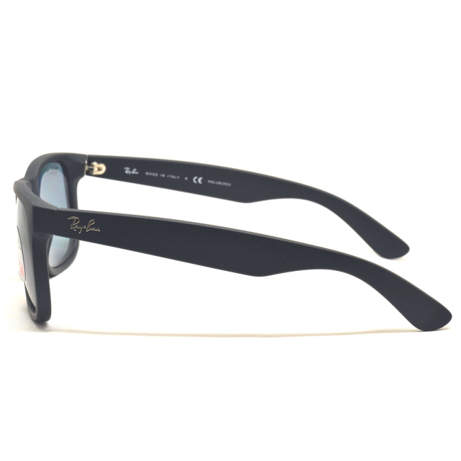 Ray-Ban RB 4165 JUSTIN col. 622/2V è un occhiale da sole in acetato nero gommato e calibro 55.