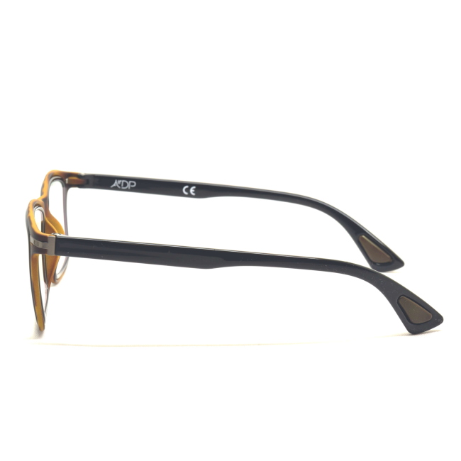 Airdp Style CONCY col. C52 è una montatura da vista in acetato tartarugata opaca con aste ed oculari nero lucido e calibro 52.