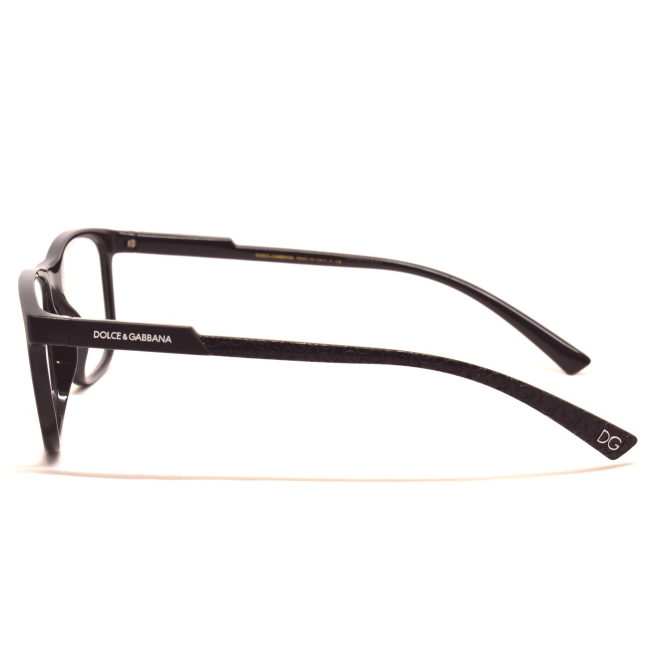 Dolce & Gabbana DG 5062 col. 2525 è una montatura da vista in acetato nero satinato e calibro 55.