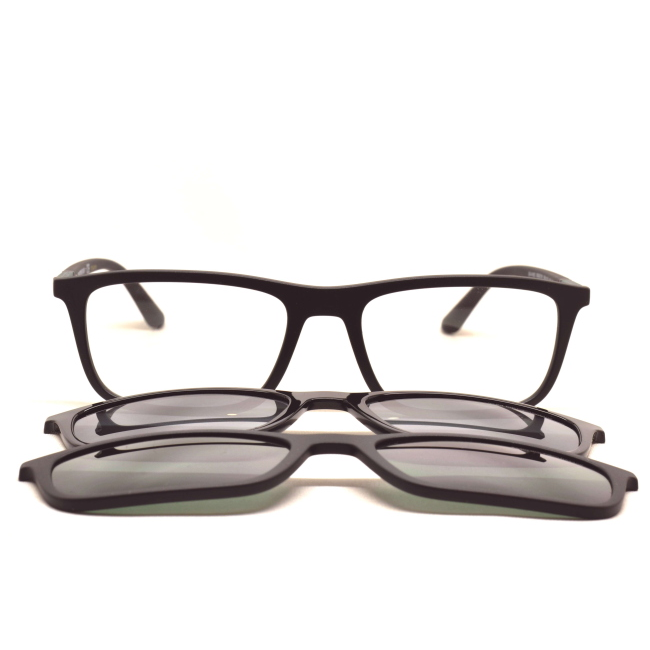 Emporio Armani EA 4160 + 2 CLIP col. 5042/1W è un occhiale da sole da uomo in acetato nero satinato, dalla forma rettangolare e calibro 55.
