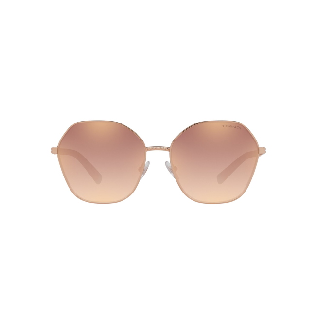 Tiffany & Co. TF 3081 col. 6105/6F è un occhiale da sole in metallo rubedo e calibro 59.