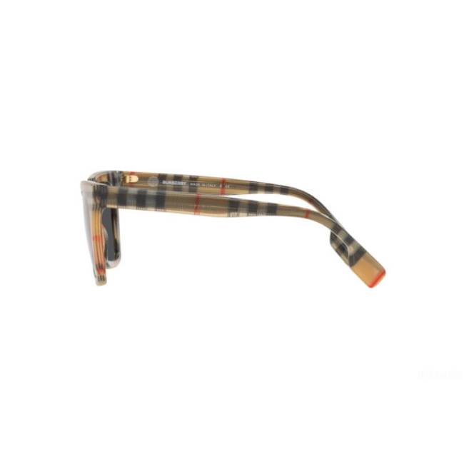 Burberry BE 4346 col. 3944/87 è un occhiale da sole da donna in acetato burberry check trasparente, dalla forma irregolare e calibro 53.