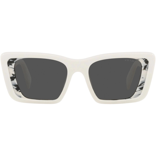 Prada SPR 08Y col. 02V-5S0 è un occhiale da sole in acetato bianco con oculare maculato e calibro 51.