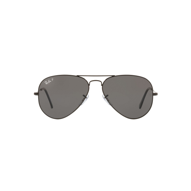 Ray-Ban RB 3025 Aviator col. 002/48 è un occhiale da sole in metallo nero e calibro 58.