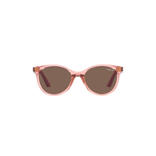 Vogue Kids VJ 2013 col. 286473 è un occhiale da sole in acetato rosa trasparente e calibro 46.