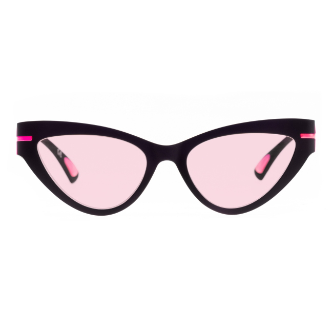 Airdp Style ANGELINA col. c1 è un occhiale da sole in acetato nero satinato e calibro 53.