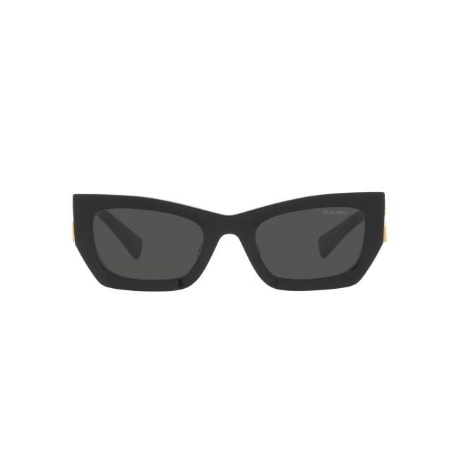 Miu Miu SMU 09W col. 1AB-5S0 è un occhiale da sole da donna in acetato nero lucido, dalla forma rettangolare e calibro 53.