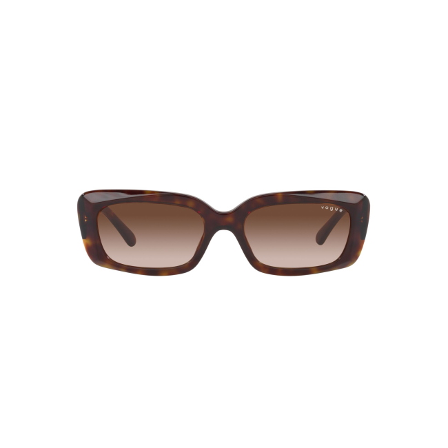 Vogue 5440S SOLE col. W65613 è un occhiale da sole in acetato marrone tartarugato e calibro 52.