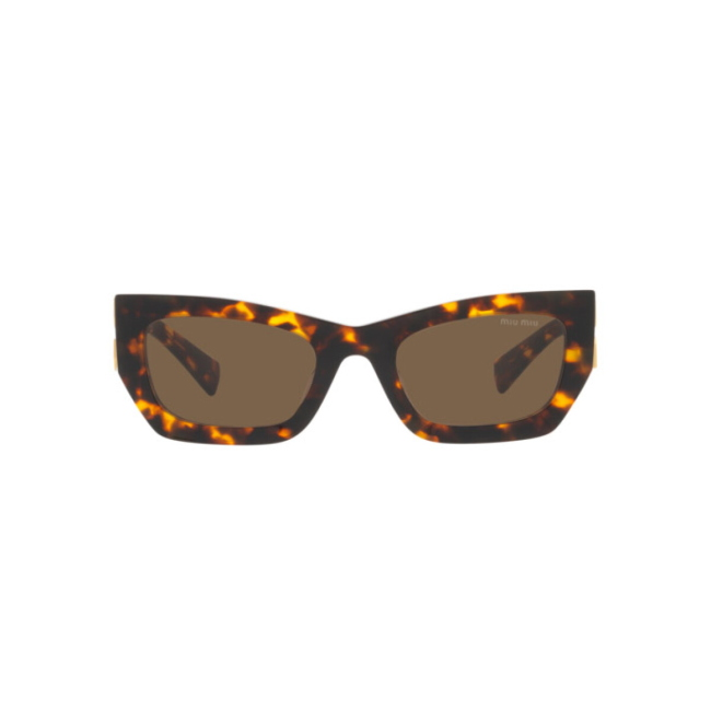 Miu Miu SMU 09W col. VAU-06B è un occhiale da sole da donna in acetato marrone tartarugato, dalla forma rettangolare e calibro 53.