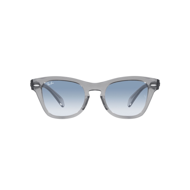 Ray-Ban RB 0707 S col. 6641/3F è un occhiale da sole in acetato grigia trasparente e calibro 50.
