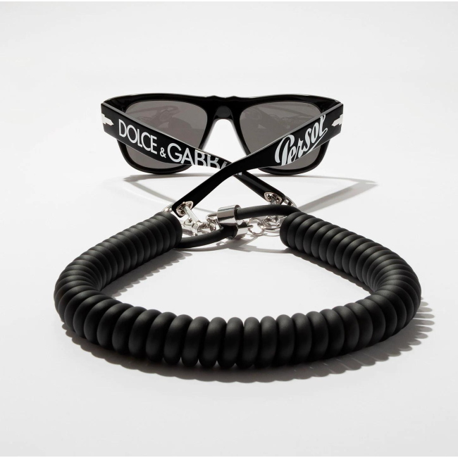 Persol 3295 S D&G X PERSOL col. 1162/B1 è un occhiale da sole in acetato nero lucido e calibro 54.