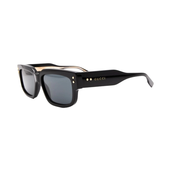 Gucci GG 1218 S col. 001 è un occhiale da sole da uomo in acetato nero lucido e calibro 56.