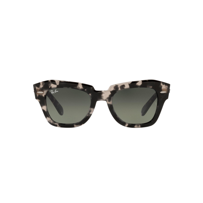 Ray-Ban RB 2186 STATE STREET col. 1333/71 è un occhiale da sole in acetato grigio tartarugato e calibro 52.