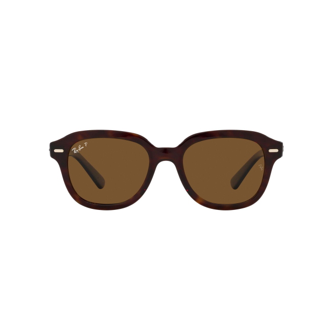 Ray-Ban RB 4398 ERIK col. 902/57 è un occhiale da sole in acetato marrone tartarugato e calibro 53.