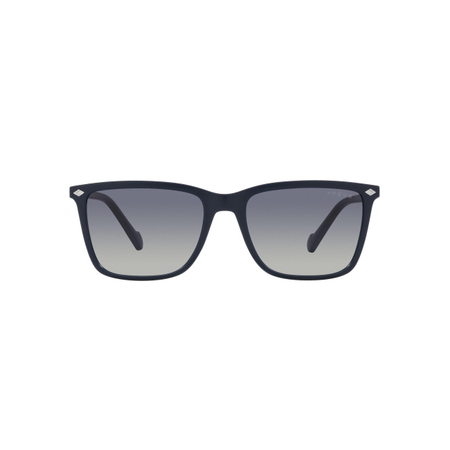 Vogue VO 5493 S col. 30564L è un occhiale da sole in acetato blu satinato e calibro 56.