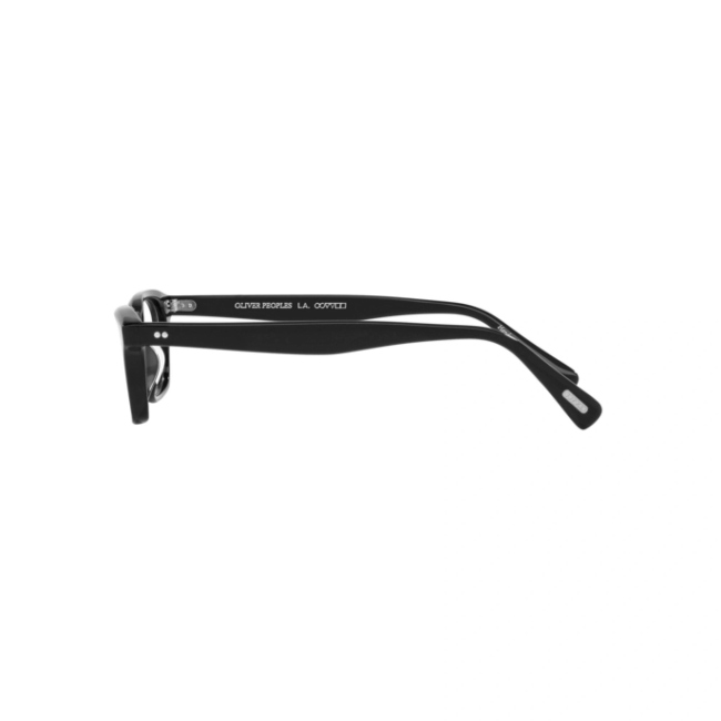 Oliver Peoples OV 5501 U EDELSON col. 1005 è una montatura da vista da donna in acetato nero lucido, dalla forma rettangolare e calibro 52.