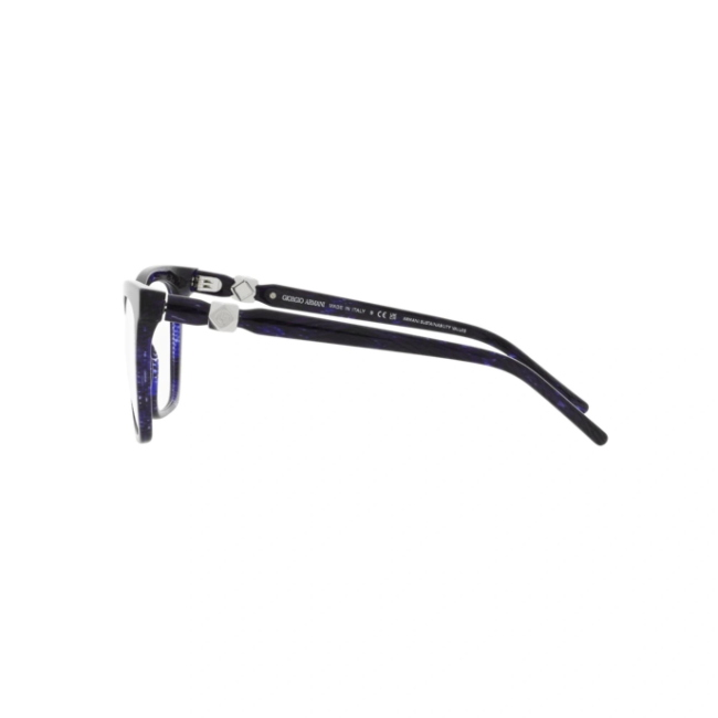 Giorgio Armani AR 7238 col. 6000 è una montatura da vista in acetato striato viola trasparente e opaco e calibro 52.