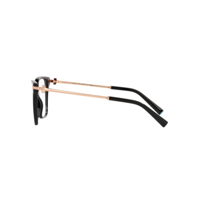 Tiffany & Co. TF 2234 B col. 8001 è una montatura da vista da donna in acetato nero lucido, dalla forma squadrata e calibro 54.