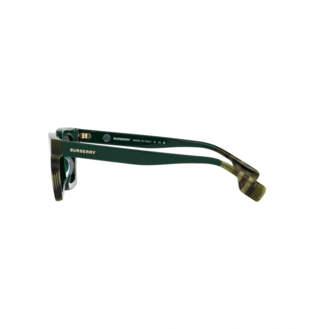 Burberry B 4392 U BRIAR col. 4056/87 è un occhiale da sole in acetato verde con check burberry verde e calibro 52.