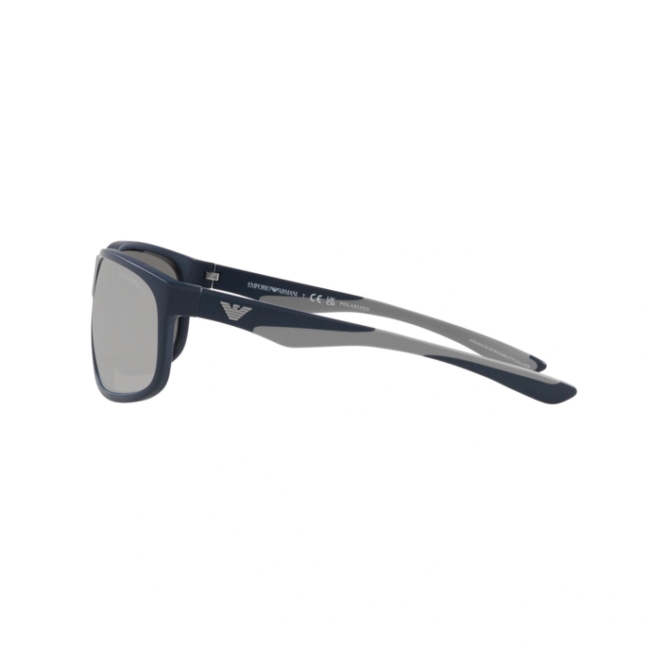 Emporio Armani EA 4199 U col. 5088/Z3 è un occhiale da sole in acetato blu satinato e calibro 65.