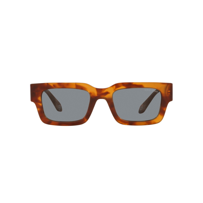 Giorgio Armani AR 8184 U col. 5988/02 è un occhiale da sole in acetato marrone tartarugato e calibro 52.