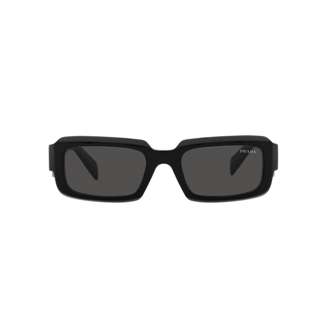 Prada SPR 27 Z col. 16K-08Z è un occhiale da sole da uomo in acetato nero lucido, dalla forma irregolare e calibro 54.