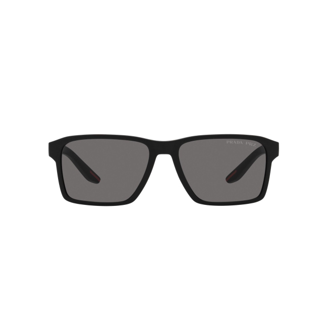 Prada Linea Rossa SPS 05Y col. DG0-02G è un occhiale da sole da uomo in acetato nero satinato, dalla forma rettangolare e calibro 58.